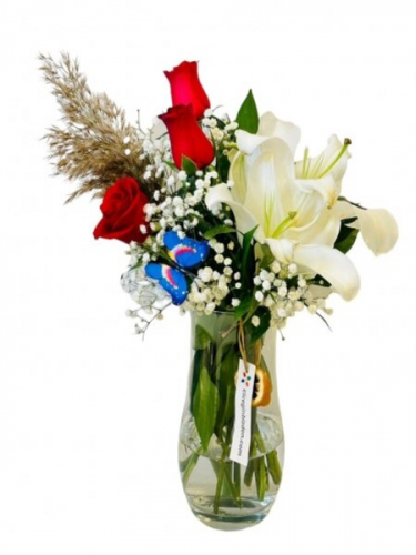 Vazoda 3 Gül ve Lilyumlar