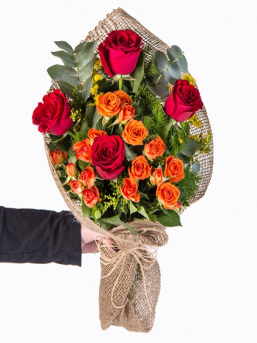 Turuncu Çardak Güller ve Kırmızı Güller