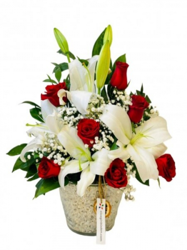 Konikte Lilyum ve Kırmızı Güller