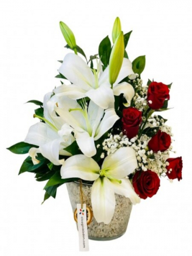 Konikte Lilyum ve 5 Kırmızı Gül