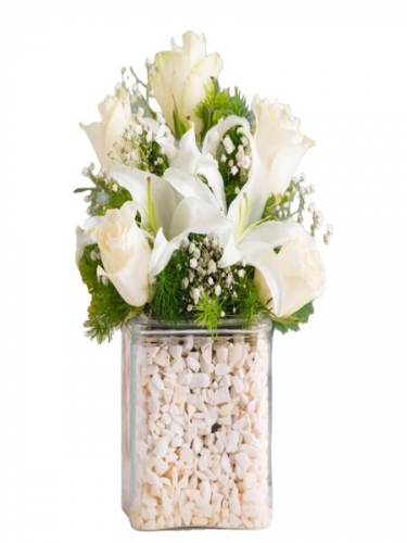 Zarif Beyaz Güller ve Lilyumlar