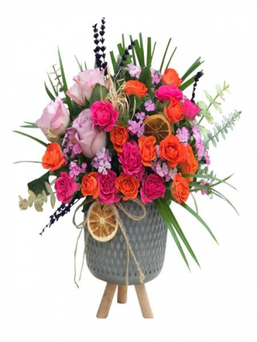 Ayaklı Saksıda Renkli Güller